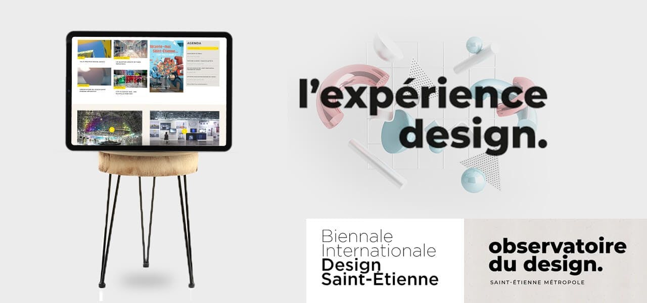 Le site internet de Saint Etienne Métropole dans un smartphone devant le logo Apidae